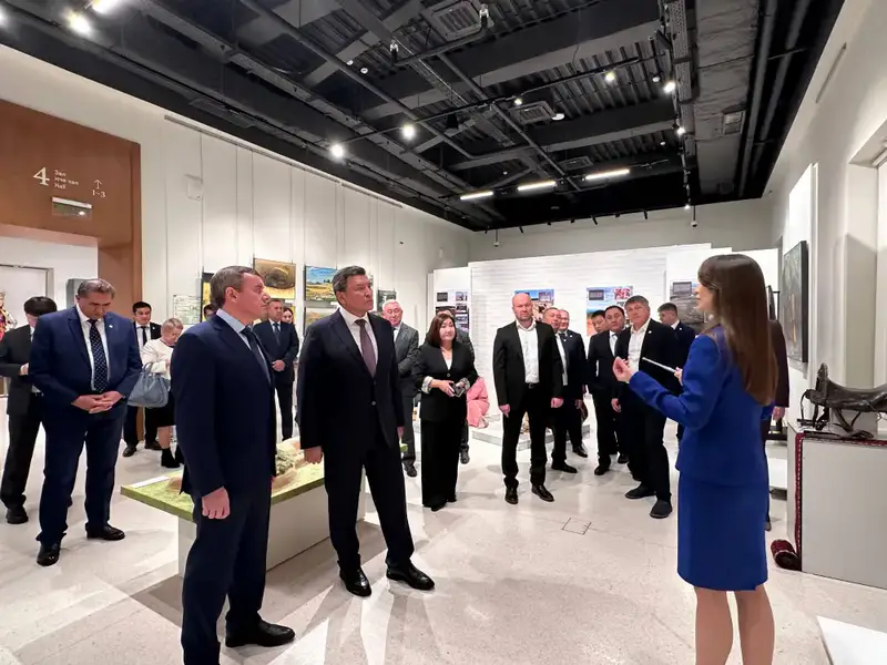 Делегация Северо-Казахстанской области во главе с Гауезом Нурмухамбетовым возложила цветы к памятнику великому казахскому писателю и мыслителю Абаю в городе Казань (9)