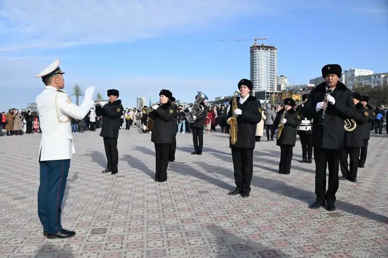 На берегу Каспия более 200 матросов присягнули на верность Родине (4)