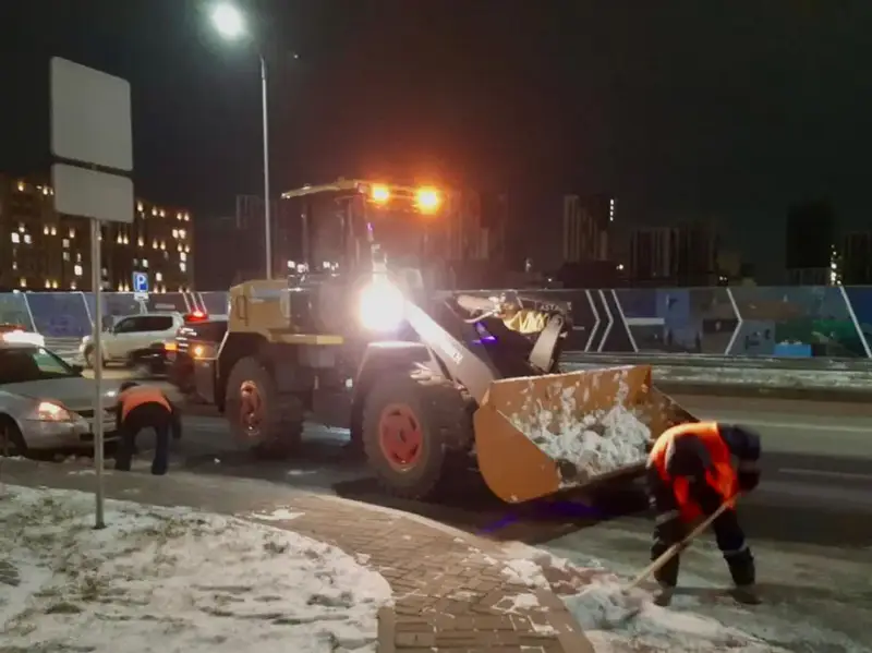 Более 2 700 дорожных рабочих заняты в снегоуборочных работах в Астане (3)