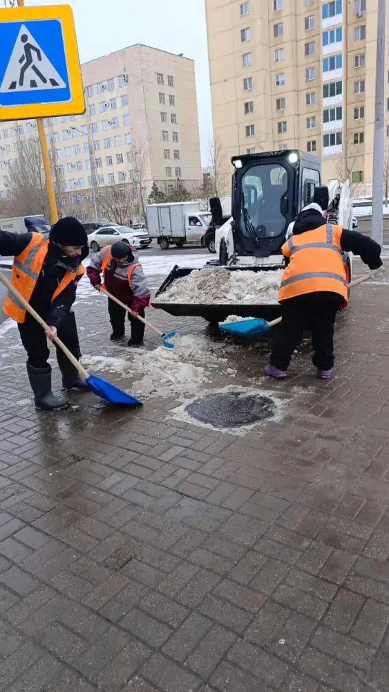 В Астане коммунальные службы активно борются с последствиями мокрого снега и дождя Астане