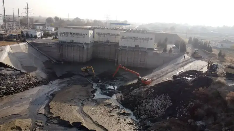 Масштабная очистка около 65 км ирригационных каналов началась в Жетысайском районе благодаря использованию новой спецтехники (5)