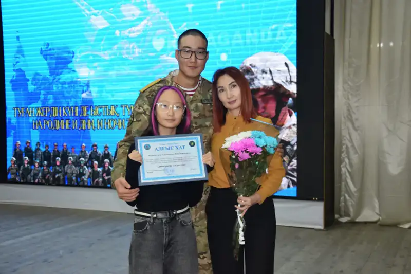 Сюрприз на сцене: военнослужащие Национальной гвардии приготовили для родителей трогательный подарок (2)