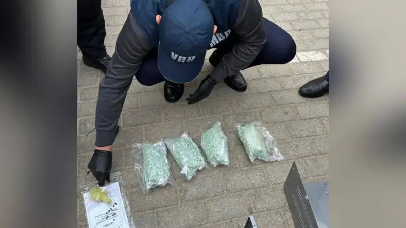 В Актау поймали наркокурьера с тайниками, полными 'альфа-PVP': синтетический улов весом более 2 кг Астане
