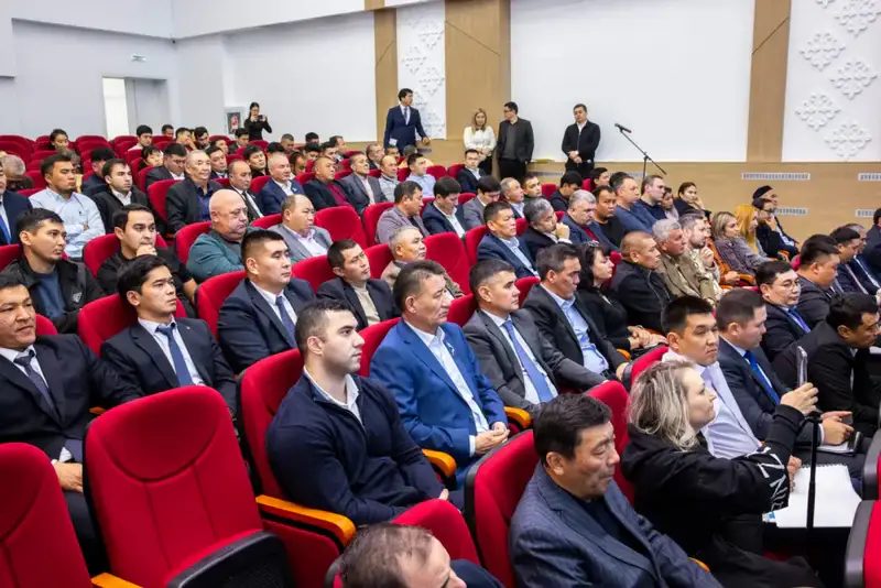 Вице-министр транспорта Максат Калиакпаров обсудил с жителями Алматинской области вопросы состояния дорог и транспорта Астане