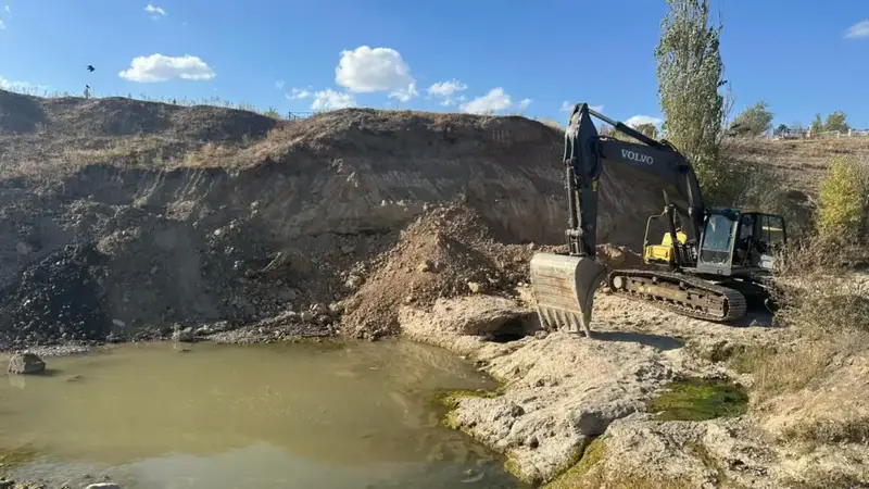 В рамках противопаводковых мер в Жетісу очищают русла рек и строят защитные дамбы (5)