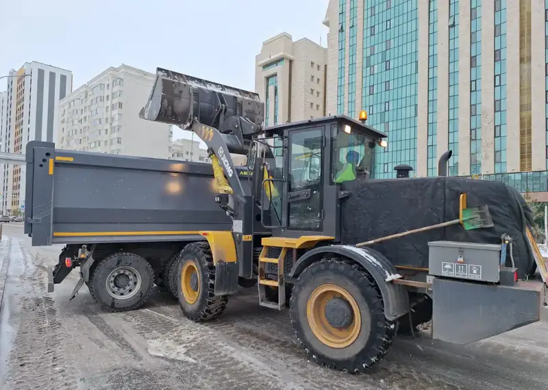 Уборка снега в Астане 2850 дорожных рабочих 1366 единиц техники Астане