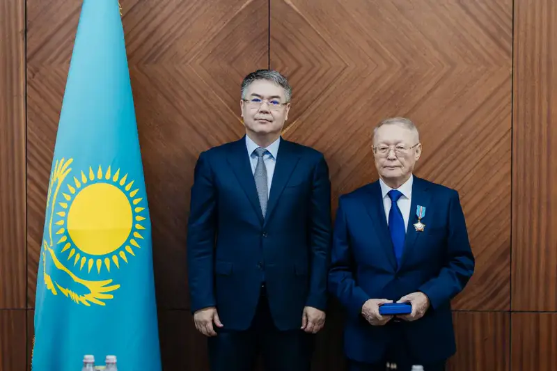 Аким Атырауской области вручил государственные награды работникам сельского хозяйства (3)