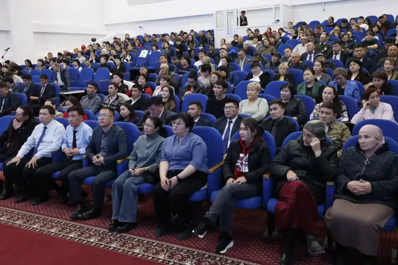 Встреча Малик Отарбаева с жителями Кербулакского района обсуждение технологий и искусственного интеллекта Астане