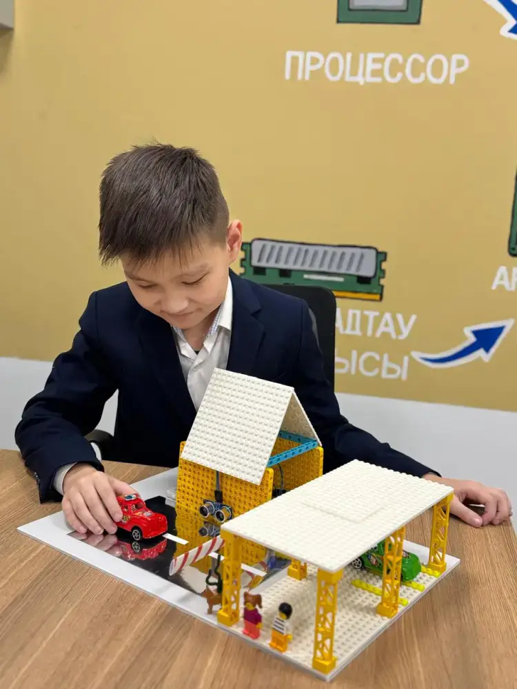 Школьник из Астаны разработал автоматический шлагбаум на базе Arduino для улучшения контроля доступа Астане