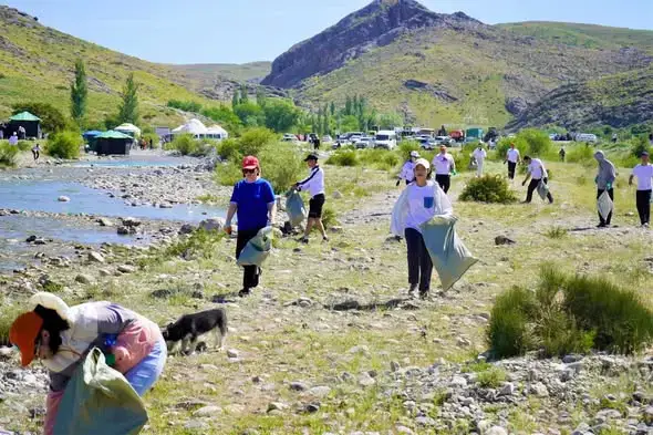 «ТАЗА ҚАЗАҚСТАН» ЗА 1 НЕДЕЛЮ В ТУРКЕСТАНСКОЙ ОБЛАСТИ ПРОВЕДЕНО БОЛЕЕ 200 ЧИСТОПЛОТНЫХ МЕРОПРИЯТИЙ, ВЫВЕЗЕНО 195 ТОНН МУСОРА (3)