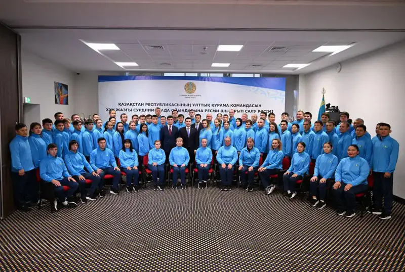 Ербол Мырзабосынов вручил Государственный флаг Казахстана национальной сборной в преддверии XXV Сурдлимпийских игр (3)