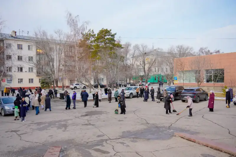 «Таза Қазақстан»: в Астане на территории Государственной академической филармонии им.Е. Рахмадиева прошла акция чистоты (2)