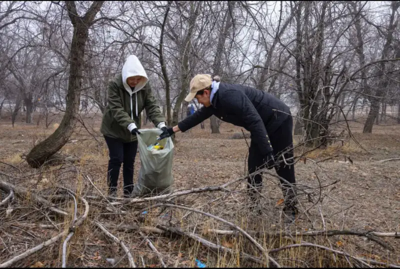 В рамках экологической акции «Таза Қазақстан» был проведён субботник вдоль автодороги «Алматы – Қонаев» (5)