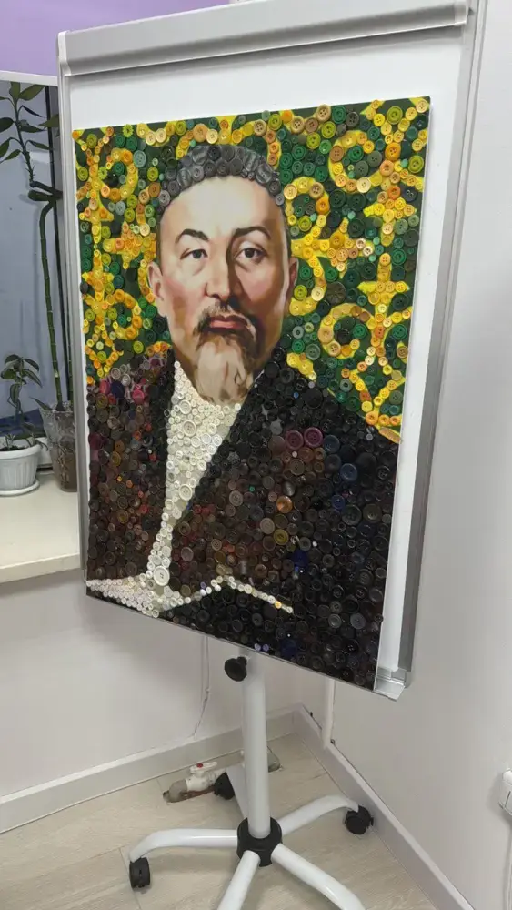 Портрет Абая Кунанбайулы из пуговиц в детском саду Астаны Астане