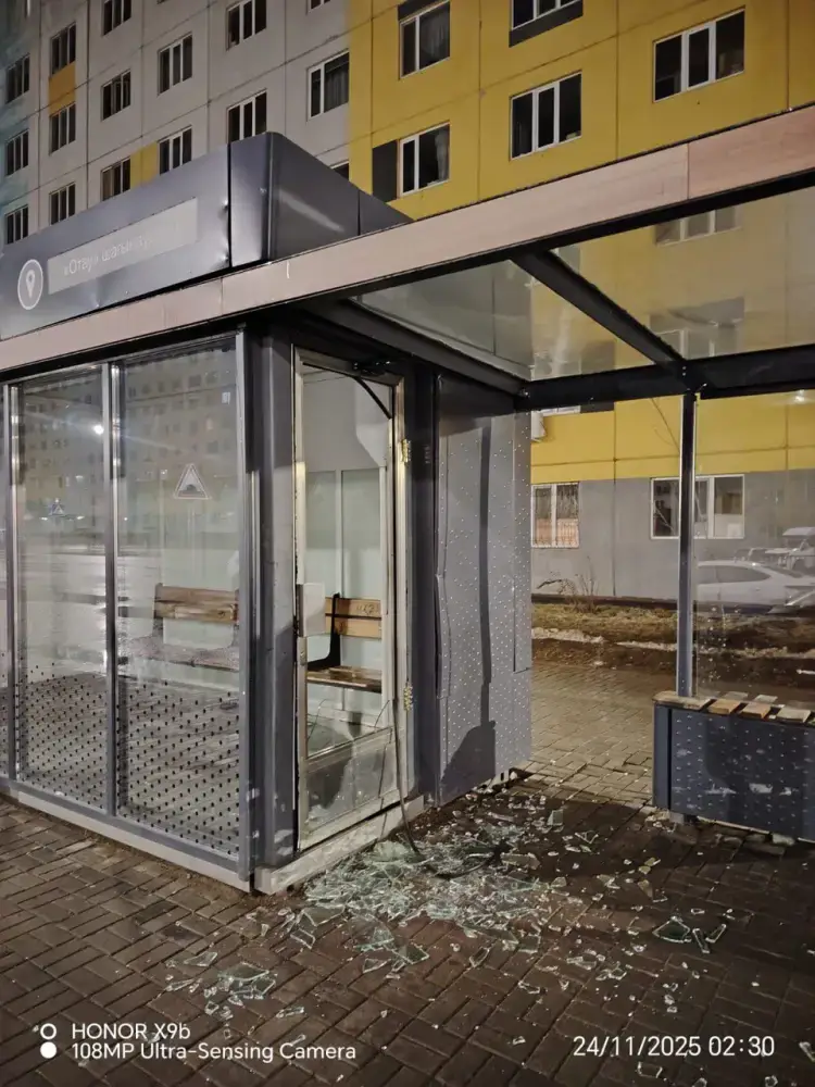 В Астане задержаны нарушители, устроившие погром на автобусной остановке, каждый из которых получил 10 суток ареста Астане