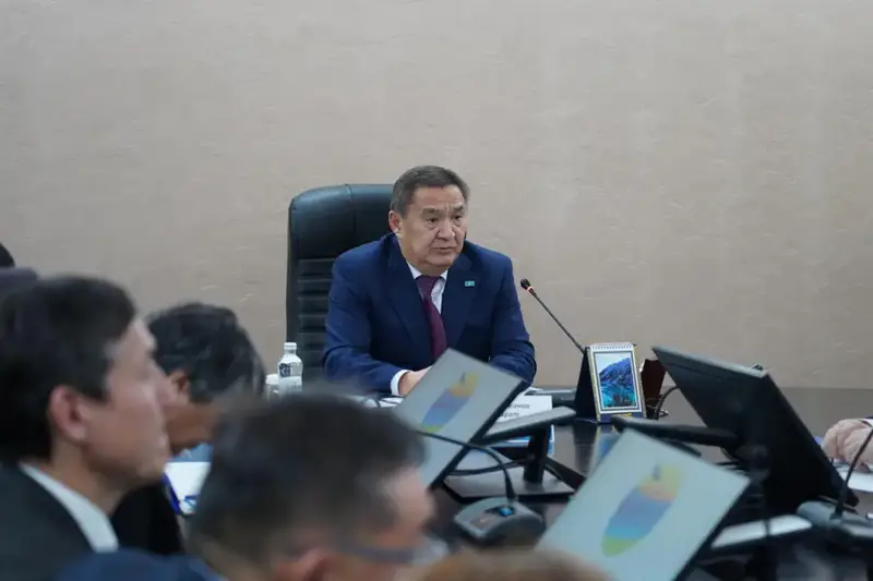 Аким Акмолинской области Марат Ахметжанов обсуждает социально-экономическое развитие с общественным советом, акцентируя внимание на агропромышленном комплексе и параспорте Астане