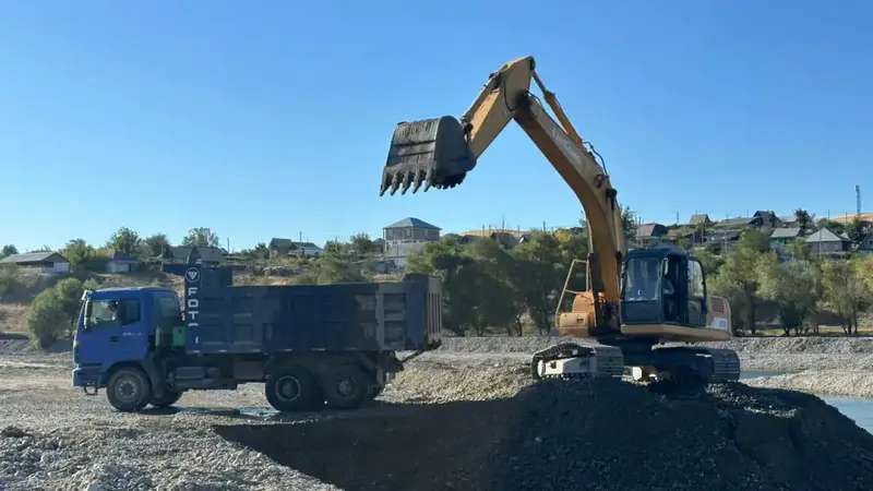В рамках противопаводковых мер в Жетісу очищают русла рек и строят защитные дамбы (7)