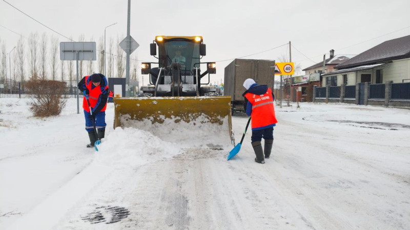 Астана под снежным одеялом: коммунальщики сражаются с зимней стихией, используя 3000 тонн техсоли и 14 000 рейсов в борьбе за чистоту города Астане