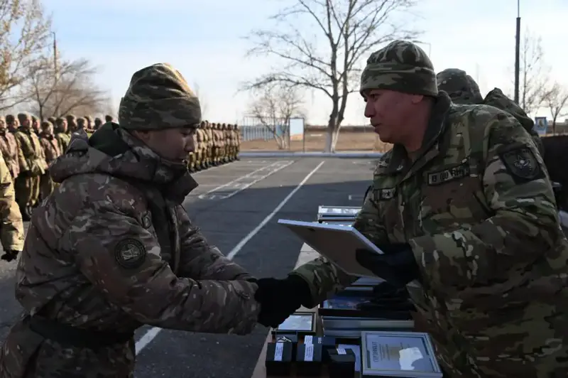 Двенадцать военнослужащих срочной службы получили гранты на обучение в вузе (4)
