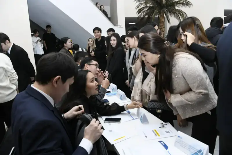 В Астане прошла очередная ярмарка вакансий для молодежи (2)