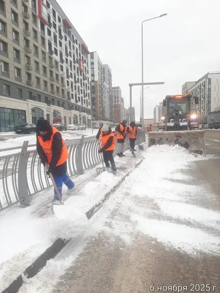 Коммунальные службы столицы продолжают снегоуборочные работы в бесперебойном режиме (3)