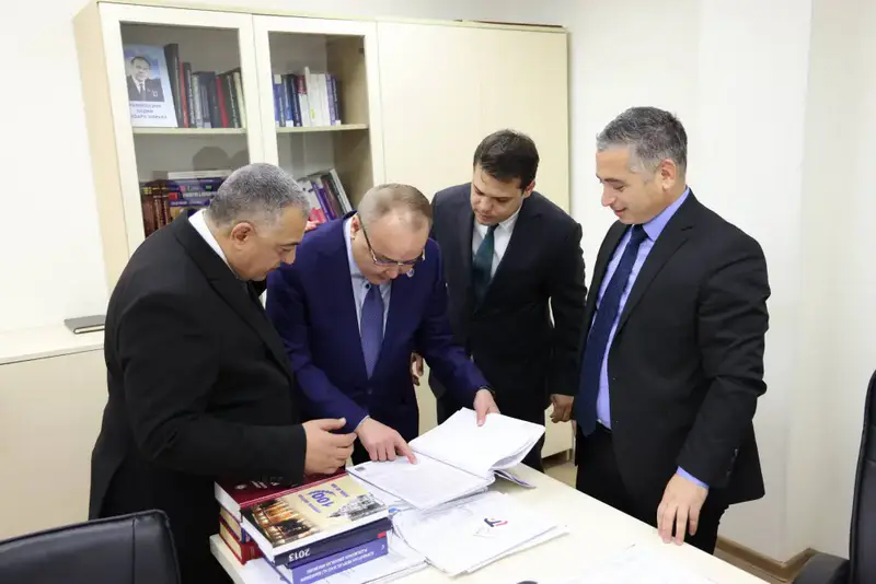 В рамках рабочей поездки в Азербайджанскую Республику делегация Высшего Судебного Совета во главе с Председателем Дмитрием Малаховым посетила ряд судов первой и апелляционной инстанций (9)