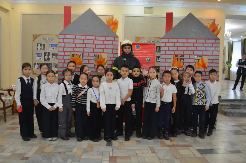 Формирование культуры безопасности: спасатели обучают детей действиям при ЧС (7)