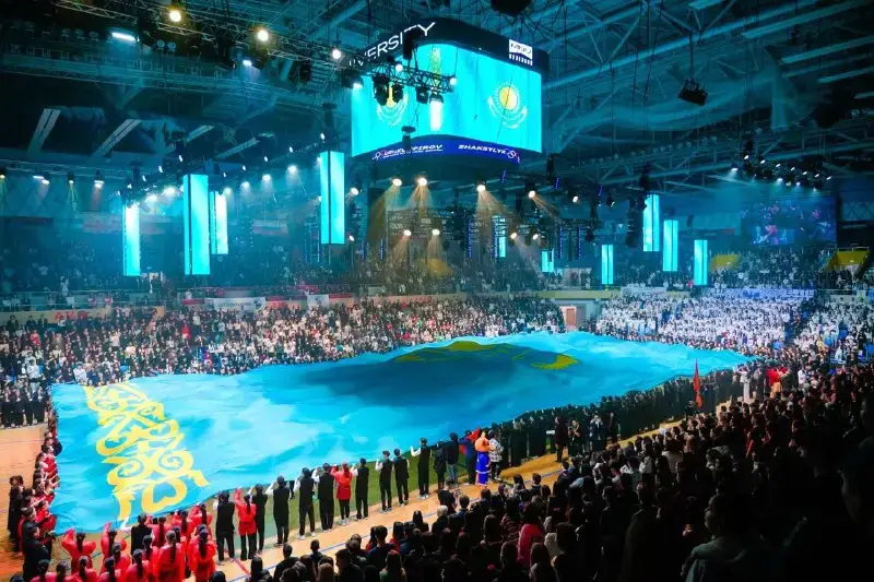 В Астане раскрыли самый большой флаг «Закон и порядок» на посвящении студентов Maqsut Narikbayev University Астане