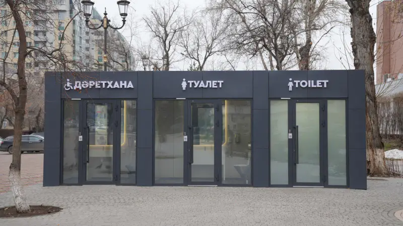 В Астане открыли новый модульный туалет на пересечении улиц Кенесары и Мамбетова. Кабинки туалета выполнены из прозрачного стекла, что делает его уникальным в своем роде. Стоимость использования составляет всего 1 тенге. Астане