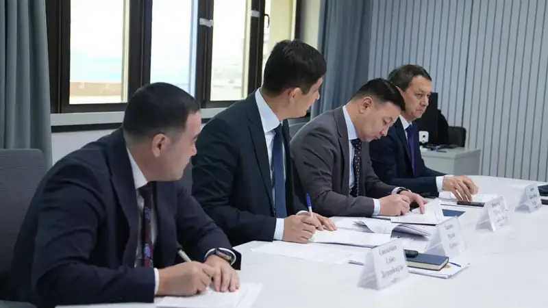 Министр экологии Ерлан Нысанбаев провел личный прием граждан по вопросам несанкционированных захоронений отходов Астане