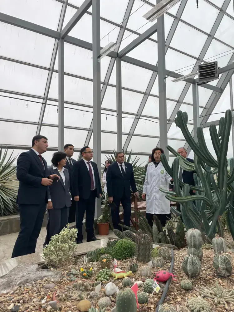 Совещание депутатов Парламента в Астанинском ботаническом саду обсуждение развития науки и сохранения флоры Астане