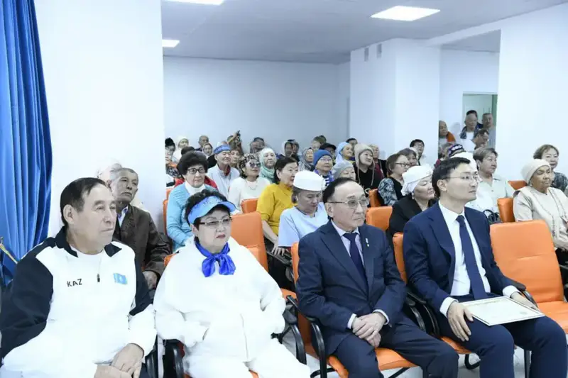 Казахстанец вдохновляет пенсионеров в Алматы Астане