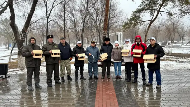 Установка кормушек в парке Майкудука: шаг к поддержанию зимующей птицы и сохранению биоразнообразия региона Астане