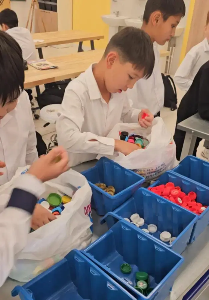 Школьники «Келешек мектеп» города Семей собрали 2100 пластиковых крышек для EcoBox Астане