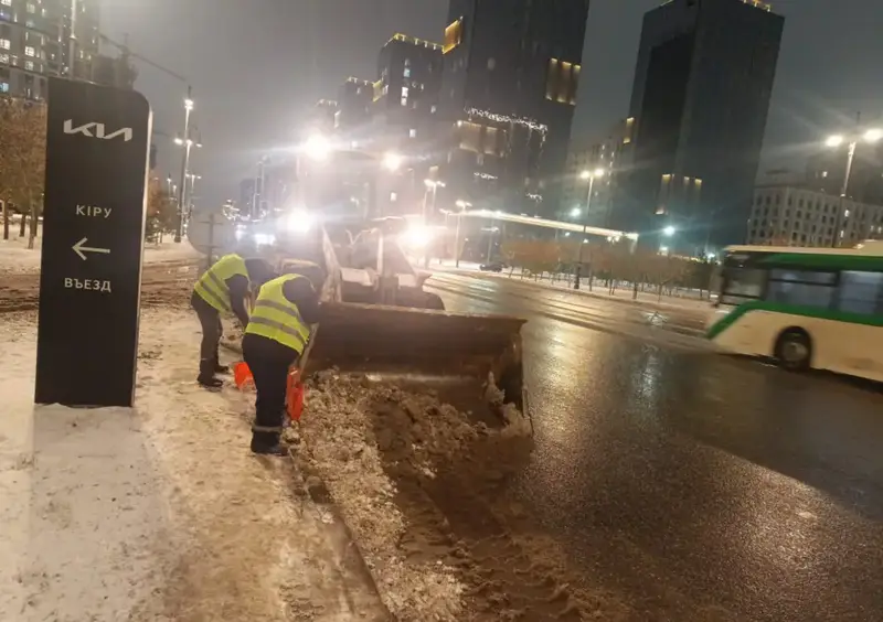 Свыше 1 100 единиц спецтехники задействуют в снегоуборочных работах ночью в Астане (4)