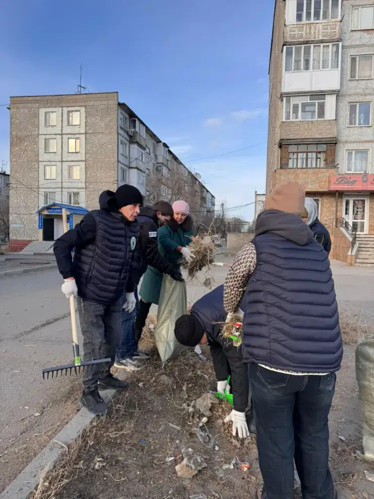 Молодёжь области Ұлытау активно участвует в субботниках в рамках акции 'Чистый Казахстан' Астане