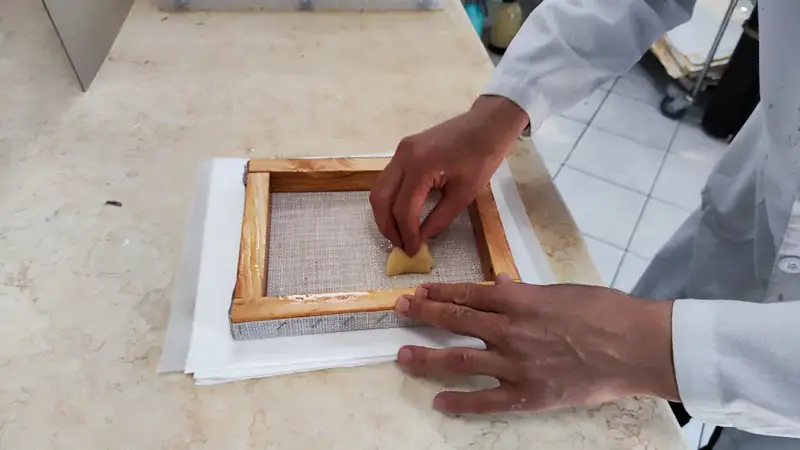 В Национальном центре рукописей и редких книг впервые начали внедрять метод ручного литья бумаги (5)