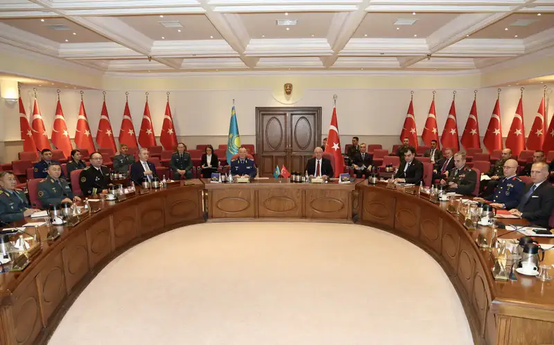 Казахстанский министр обороны в Турции для сотрудничества Астане