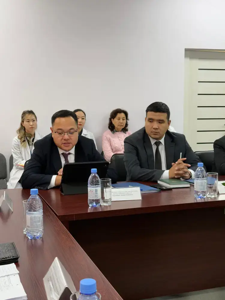 В Астанинском ботаническом саду состоялось совещание с участием депутатов Парламента (5)