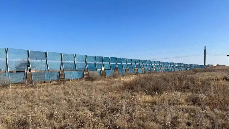 На трассах Карагандинской области устанавливают снегозадерживающие заборы нового типа (3)