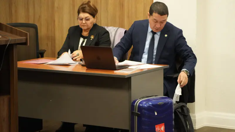 Мать экс-министра Бишимбаева принесла в суд синий чемодан: дело о мошенничестве на миллион долларов продолжает набирать обороты Астане