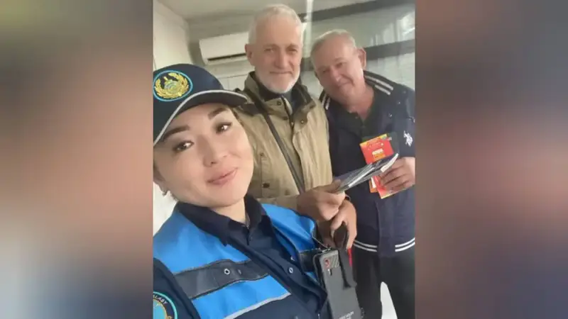 Инспектор туристической полиции в Астане помог белорусским туристам с информацией о городе Астане