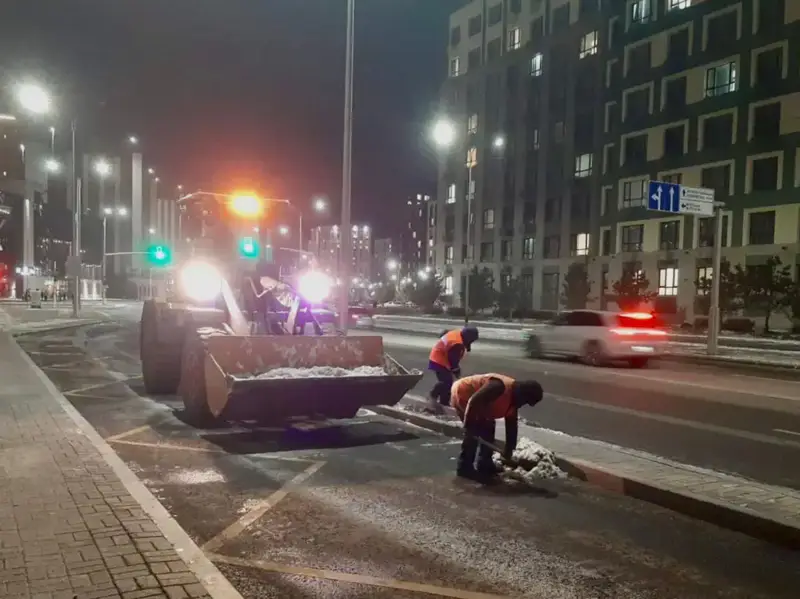 Более 2 700 дорожных рабочих заняты в снегоуборочных работах в Астане (4)