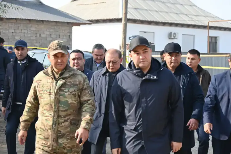 АКИМ ТУРКЕСТАНСКОЙ ОБЛАСТИ ПОСЕТИЛ ЖЕТЫСАЙ И ВЫРАЗИЛ СОБОЛЕЗНОВАНИЯ БЛИЗКИМ ПОГИБШИХ ПРИ ПОЖАРЕ (4)