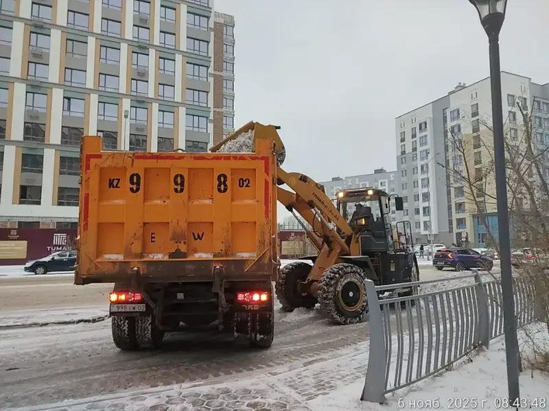 Уборка снега в Астане 2500 дорожных рабочих обеспечивают безопасность Астане