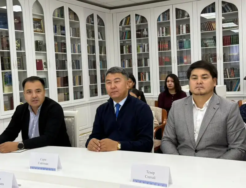 В Астане прошла творческая встреча клуба «Әке мен бала», где папы и дети обсуждали книги и делились творческими работами Астане