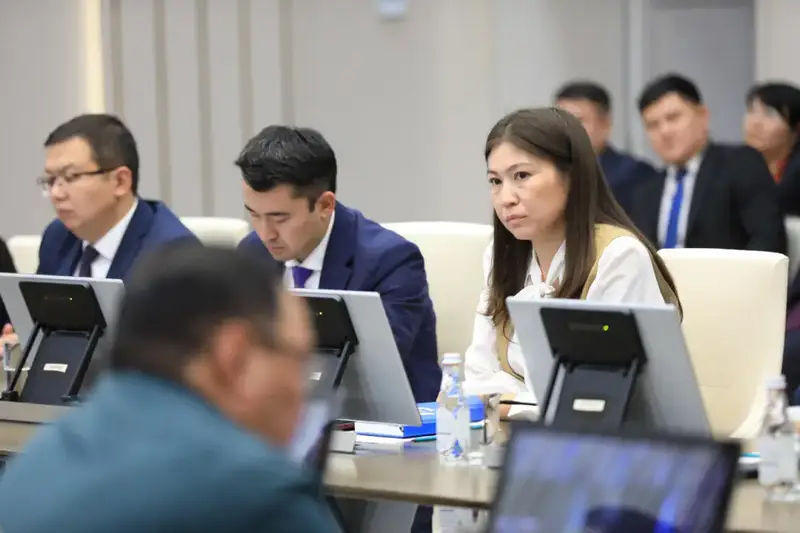 Аким области подчеркивает важность государственных символов для патриотического воспитания Астане