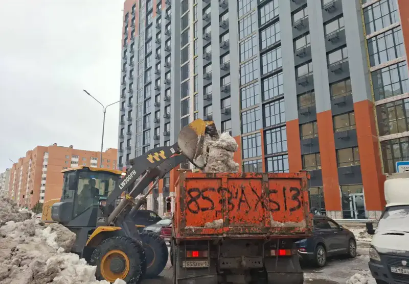 Работа коммунальщиков по уборке снега и наледи в Астане Астане