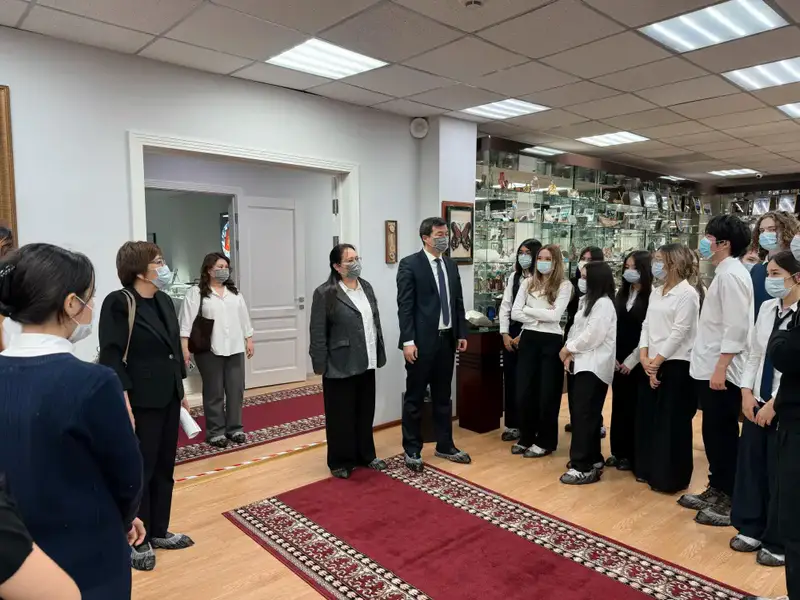 Столичные школьники открыли для себя мир минералов и ценности государственной службы (4)