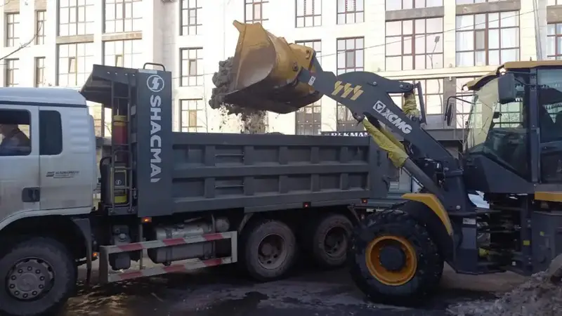 Около 500 единиц спецтехники задействуют в снегоуборке ночью в Астане (2)